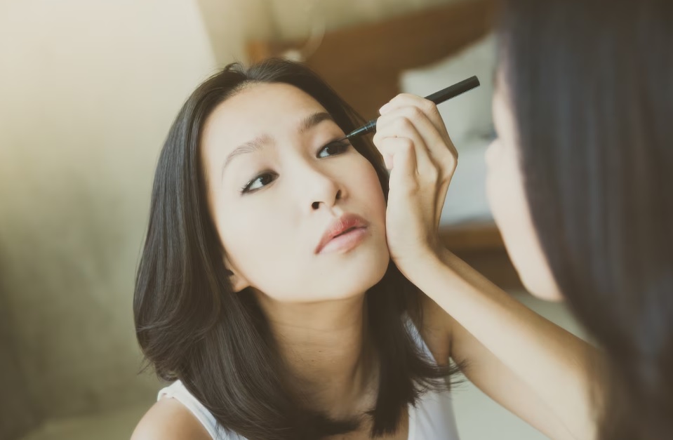 Tips Memakai Eyeliner Mata Agar Tahan Lama